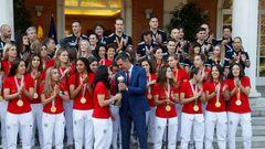 El presidente del Gobierno, Pedro Sánchez (c-d), saluda a la defensa de la selección femenina de fútbol Ivana Andrés (c-i) mientras recibe al equipo en el Palacio de la Moncloa en Madrid, este lunes, tras su victoria en la Copa del Mundo.