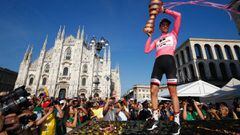 The winner of the 100th Giro d&#039;Italia, Tour of Italy cycling race, Netherlands&#039; Tom Dumoulin of team Sunweb holds the trophy on the podium near Milan&#039;s cathedral after the last stage, an individual time-trial between Monza and Milan, on May 28, 2017.  Tom Dumoulin won the Giro 100 ahead of Colombia&#039;s Nairo Quintana of team Movistar, second, and Italy&#039;s rider of team Bahrain - Merida, Vincenzo Nibali, third.  / AFP PHOTO / Luk BENIES