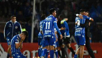 Argentina&#039;s Godoy Cruz players celebrate qualifying for the next round in their Copa Libertadores 2017 football match against Paraguay&#039;s Libertad at Malvinas Argentinas stadium in Mendoza, Argentina, on May 4, 2017. / AFP PHOTO / Andres Larrovere