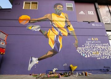 A general view of fans gathering at the Kobe Bryant mural on Melrose Ave in Hollywood to honor the NBA Star after the announcement of his death on January 26, 2020 in Los Angeles, California.