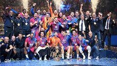 Cologne (Germany), 19/06/2022.- Team Barcelona celebrates with the trophy after winning the 2022 EHF FINAL4 Handball Champions League final match between FC Barcelona and Lomza Vive Kielce in Cologne, Germany, 19 June 2022. (Balonmano, Liga de Campeones, Alemania, Colonia) EFE/EPA/ULRICH HUFNAGEL
