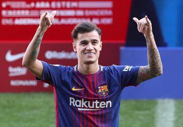 Soccer Football - FC Barcelona present new signing Philippe Coutinho - Camp Nou, Barcelona, Spain - January 8, 2018   FC Barcelona's new signing Philippe Coutinho waves on the pitch   REUTERS/Albert Gea