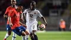Chile&#039;s Gary Medel (C) vies for the ball with Costa Rica&#039;s player Joel Campbell, during a friendly football match at El Teniente stadium, in Rancagua, Chile on November 16, 2018. (Photo by MARTIN BERNETTI / AFP)