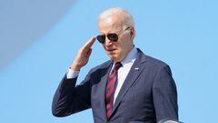 El Presidente Joe Biden sufre una aparatosa caída mientras entregaba diplomas en una ceremonia de graduación en la U.S. Air Force Academy.