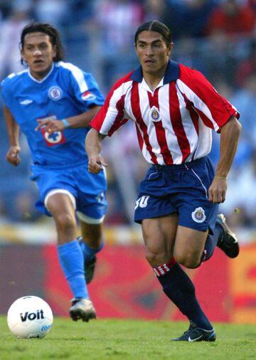 Paco Palencia debutó con Cruz Azul en 1996, la última vez que jugó ahí fue 2003. Posteriormente fichó con las Chivas y en el Apertura 2003 se midió por primera vez a los celestes, quienes se llevaron la victoria 2-1. 