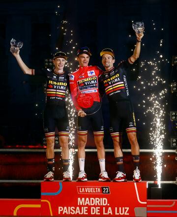 El podio final de La Vuelta con los tres ciclistas del equipo Jumbo-Visma, Jonas Vingegaard, Sepp Kuss y Primož Roglič.