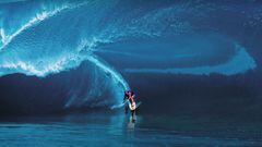 Un surfista surfeando una ola gigante en Teahupoo (Tahit&iacute;, Polinesia Francesa). 
