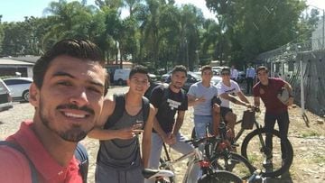 Jugadores del Guadalajara decidieron montarse a la bicicleta para as&iacute; trasladarse a Verde Valle para el entrenamiento y luego de regreso a sus hogares.