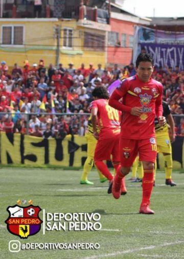 Villaluz salió de la cantera de Cruz Azul en 2006, estuvo 5 años con los cementeros, pasó por San Luis, Chiapas, San Luis y Celaya. Ahora juega en Guatemala.