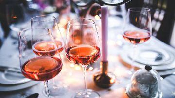 Una copa de vino rosado en muy agradable en épocas de calor