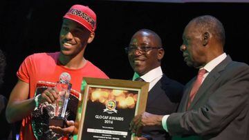 Aubameyang, con camiseta y gorra, posa con el premio como seg&uacute;n mejor jugador africano de 2016.