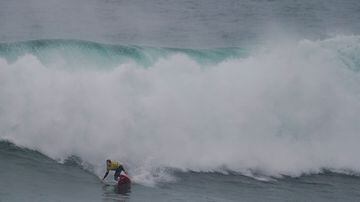 La Vaca Gigante es un campeonato de surf en espectaculares olas grandes que se celebra en la ola que rompe en los acantilados de La Cantera-Cueto, en Santander.