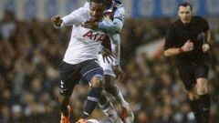 Danny Rose del Tottenham Hotspur sufre una falta de Alou Diarra del West Ham United.