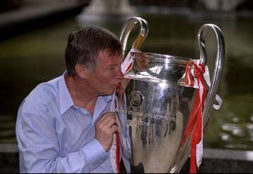 Alex Ferguson besa la Copa de Europa en su regreso a Manchester después de la victoria en la final de la UEFA Champions League sobre el Bayern Munich en 1999.