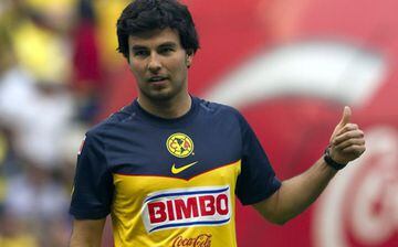 El piloto mexicano es fiel seguidor del Club América y ha asistido a muchos partidos para brindar apoyo al equipo. 