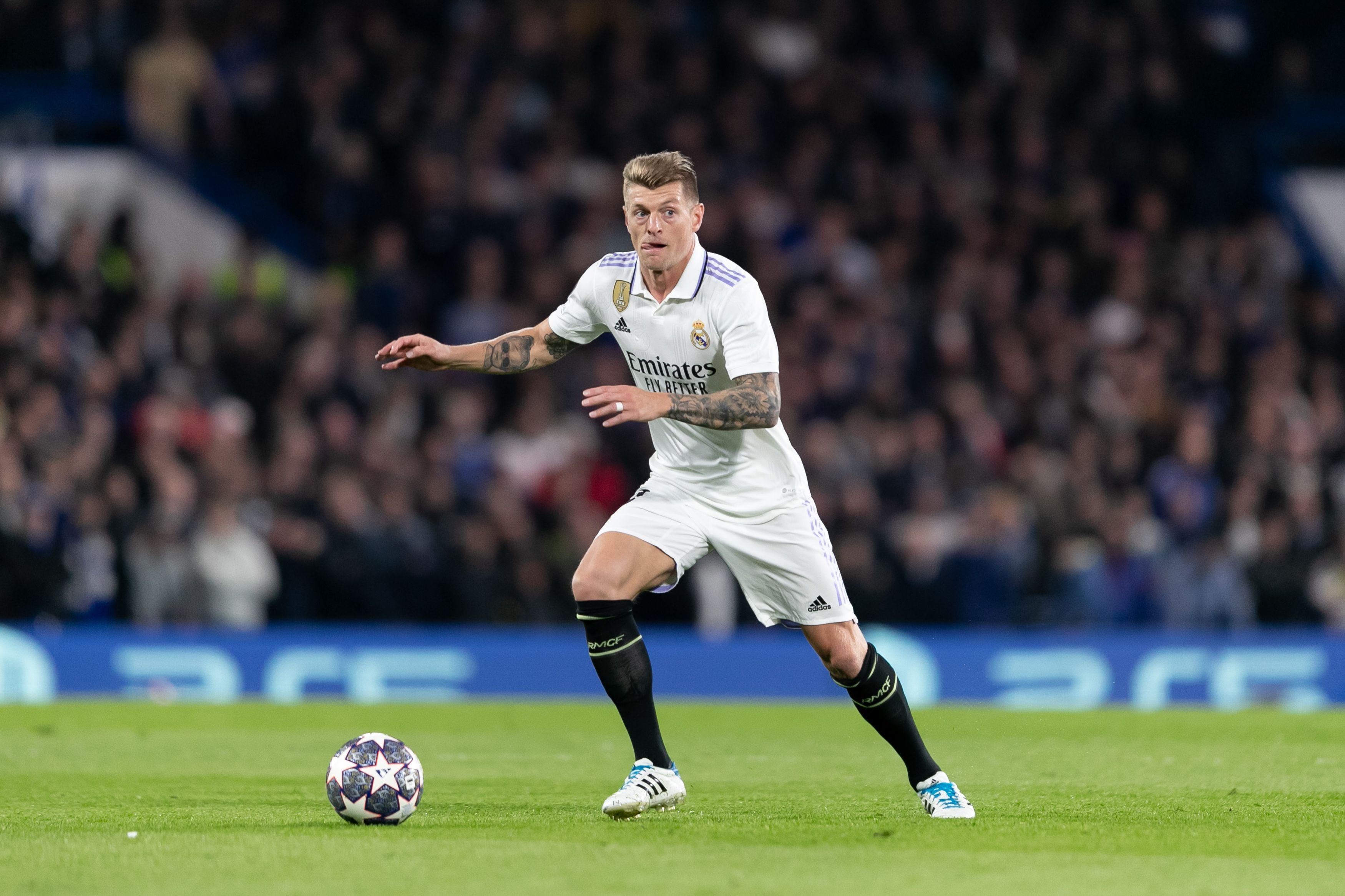 LONDON, ENGLAND - APRIL 18: Toni Kroos of Real Madrid in action during the UEFA Champions League quarterfinal second leg match between Chelsea FC and Real Madrid at Stamford Bridge on April 18, 2023 in London, United Kingdom. (Photo by Gaspafotos/MB Media/Getty Images)