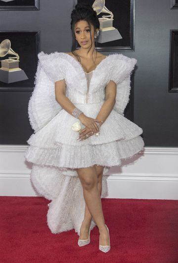La cantante estadounidense Cardi B posa a su llegada al Madison Square Garden de Nueva York, para participar de la 60 edición de los Premios Grammy