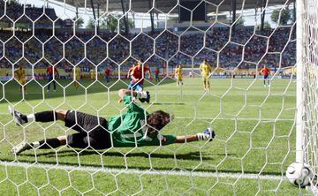 Luis Aragonés le convocó para el Mundial 2006 y ya en el primer partido marcó dos de los cuatro goles de España a Ucrania. En la foto marca el gol de penalti.