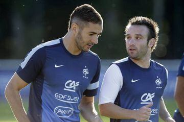 Benzema (l) is accused of blackmailing Mathieu Valbuena (r)