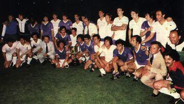 Los jugadores del Real Madrid y del Castilla posan con el trofeo de campe&oacute;n de la Copa del Rey tras finalizar la final que enfrent&oacute; a ambos equipos en 1980.