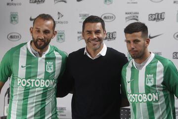 Los extranjeros Hernán Barcos y Pablo Ceppelini se pusieron la camiseta de Atlético Nacional durante la presentación oficial como nuevos refuerzos para la Liga Águila y Copa Libertadores.