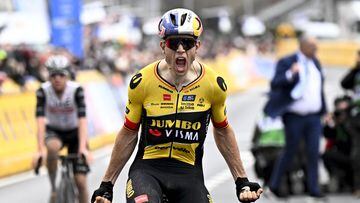 El ciclista belga Wout van Aert celebra su victoria en la E3 Saxo Bank Classic de 2023.