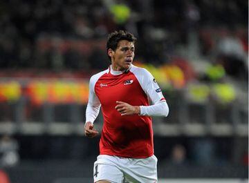 Luego de salir de Pumas, Moreno llegó al AZ Alkmaar y fue campeón de liga en la temporada 2008-2009.