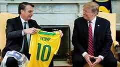 Bolsonaro entrega una playera de Brasil con el dorsal 10 a Donald Trump. 