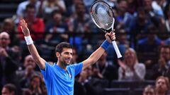 Novak Djokovic celebra un punto durante su partido ante Marin Cilic en los cuartos de final del Masters 1.000 de Par&iacute;s. El tenista serbio buscar&aacute; recuperar el n&uacute;mero 1 en la Copa de Maestros que empieza este domingo en Londres.