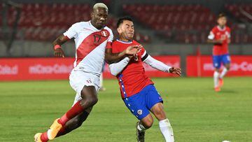 Peru&#039;s Luis Advincula (L) and Chile&#039;s Jean Meneses vie for the ball during their closed-door 2022 FIFA World Cup South American qualifier football match at the National Stadium in Santiago, on November 13, 2020. (Photo by MARTIN BERNETTI / POOL 