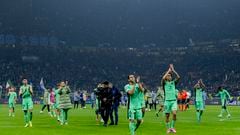 Los jugadores del Atlético aplauden a los aficionados del Atlético a la conclusión del encuentro ante el Inter.