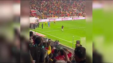 Un hincha turco entra al campo para agredir al portero rival