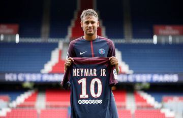 Neymar presented at PSG.