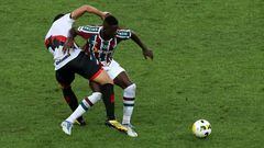 Luiz Henrique dribla a un jugador en el duelo ante el Atlético Goianense.