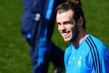 Real Madrid's Welsh forward Gareth Bale smiles during a training session on March 7, 2016 at Real Madrid Sport City in Madrid on the eve of their UEFA Champions League football match Real Madrid CF vs AS Roma. / AFP / JAVIER SORIANO