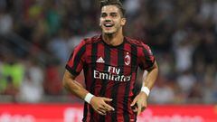 MILAN, ITALY - AUGUST 17:  Andre Silva of AC Milan celebrates after scoring the opening goal during the UEFA Europa League Qualifying Play-Offs round first leg match between AC Milan and KF Shkendija 79 at Stadio Giuseppe Meazza on August 17, 2017 in Milan, Italy.  (Photo by Marco Luzzani/Getty Images)