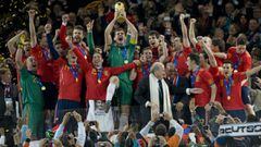 Iker Casillas levanta la Copa del Mundo. 