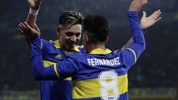 Boca Juniors' midfielder Guillermo Fernandez (R) celebrates with his teammate forward Luis Vazquez after scoring against Estudiantes during their Argentine Professional Football League Tournament 2022 football match at La Bombonera stadium in Buenos Aires, on July 24, 2022. (Photo by ALEJANDRO PAGNI / AFP)