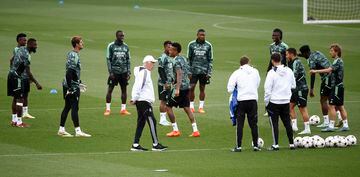 Ancelotti observa el entrenamiento.