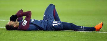 Neymar se duele en el suelo.