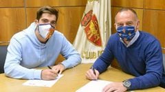 Gaizka Larrazabal firma su contrato con el Real Zaragoza junto al presidente Christian Lapetra.