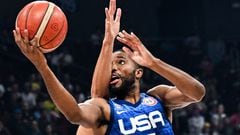 US's Mikal Bridges lays up during the FIBA Basketball World Cup quarter-final match between USA and Italy in Manila on September 5, 2023. (Photo by SHERWIN VARDELEON / AFP)