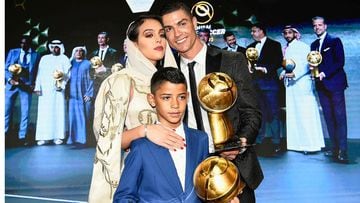 Georgina Rodr&Atilde;&shy;guez, Cristiano Jr. y Cristiano Ronaldo con el trofeo mejor jugador del a&Atilde;&plusmn;o 2018.