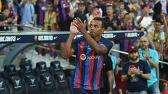 Jules Koundé aplaude a los aficionados en el Camp Nou.