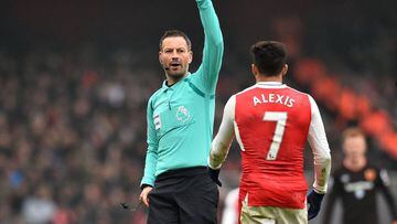 Árbitro pidió disculpas por cobrar gol viciado de Alexis