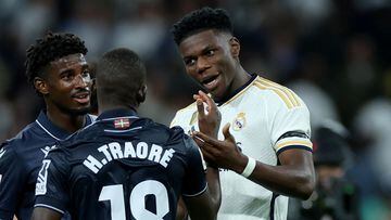 Tchouameni habla con Hamari Traoré a la conclusión del Real Madrid-Real Sociedad de la jornada 5 de LaLiga EA Sports.
