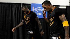LeBron James y JR Smith, camino del vestuario tras la derrota de los Cavaliers en el quinto partido.