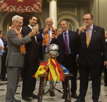 El alcalde de Valencia Joan Ribó, el capitán de Valencia Basket Rafa Martínez y el máximo accionista del club Juan Roig durante la recepción en el ayuntamiento.