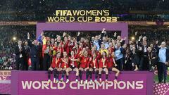Las jugadoras de la Selección española, el staff, dirigentes de la RFEF y la reina Letizia y la infanta Sofía, en la celebración del Mundial ganado en 2023.