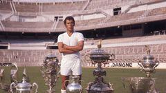 Amancio Amaro posa con todos los trofeos conseguidos con el Real Madrid.